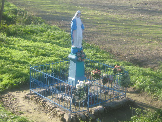 1. A falu hatrban ll Mria-szobrot a Rohonczy grfi csald emeltette.